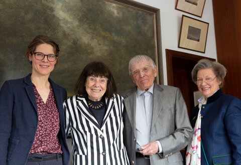 Zwei Frauen führen Reiner und Elisabeth Kunze-Stiftung