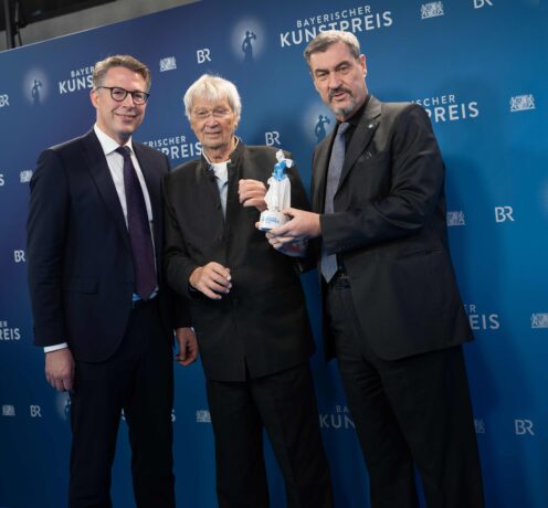 Ehrenpreisträger Gerhard Polt zwischen Markus Söder (r.) und Markus Blume. © Axel König/StMWK