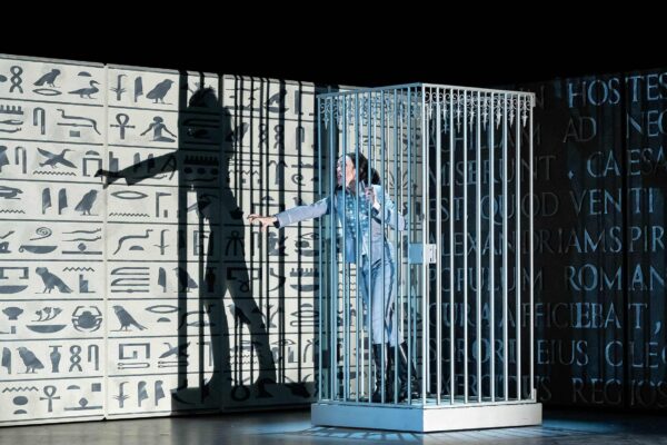 Im Käfig gefangen: Cleopatra (Emily Fultz). © Landestheater Niederbayern/Peter Litvai